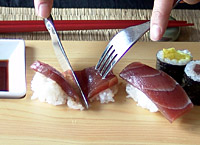 Sushi mit dem Messer schneiden