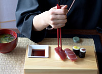 Sushi mit den Stäbchen aufspiessen