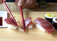 Sushi mit den Stäbchen zerreissen